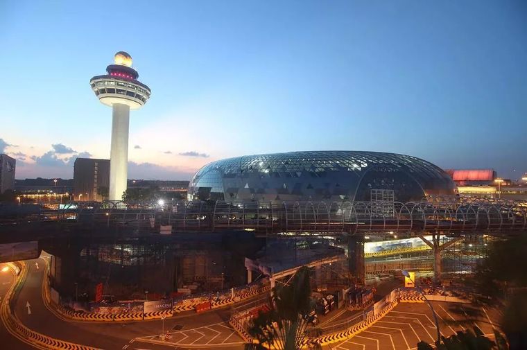 太科幻了！耗资85亿，把森林、瀑布搬进大机场！_2