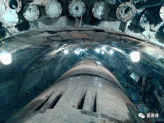 川藏铁路最新消息播报：今年建设任务、雅林段75座隧道施工挑战！_8