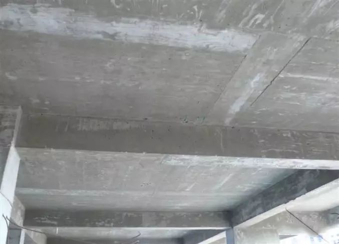 现场问题:后浇带预留部位拆模后无换撑措施,且上部还在加载施工,会