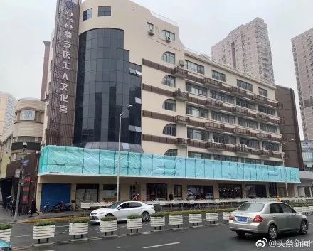 丑的整整齐齐！中国式统一招牌设计成“黑白配”，网友：这是喜迎_14