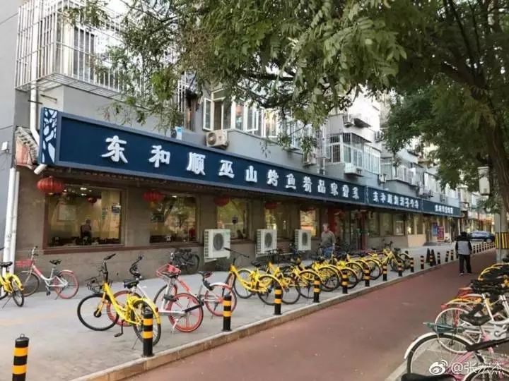 丑的整整齐齐！中国式统一招牌设计成“黑白配”，网友：这是喜迎_36