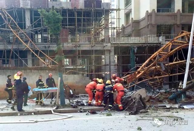 2019年4月9日上午河北保定市徐水一在建工地发生塔吊倒塌事故！_2