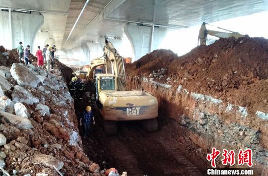 广西一在建高架桥底工地发生塌方致2死1伤_2
