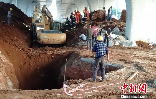 广西一在建高架桥底工地发生塌方致2死1伤_1