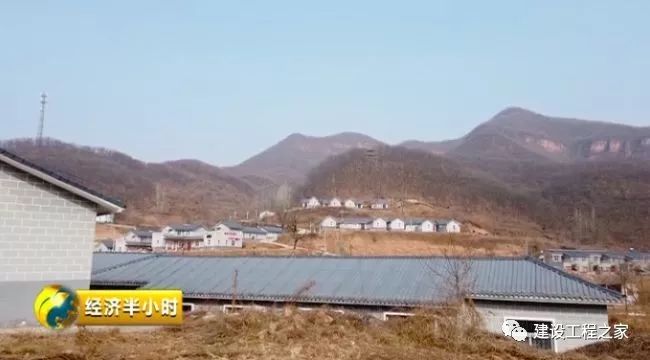 墙砖一掰就碎、地面塌陷严重，“扶贫房”竟盖成豆腐渣工程！_5
