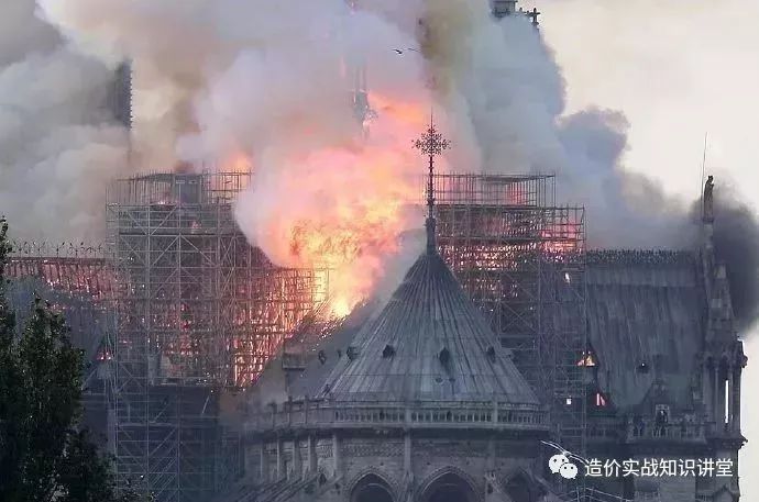 突发！巴黎圣母院大火！800年古迹被焚毁…_6