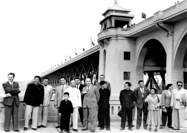 62年前通车典礼上的那个小男孩来了，桥梁博物馆再添武汉长江大桥_2