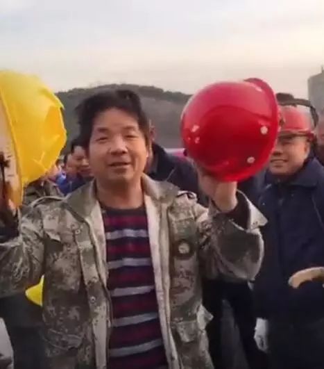 安全帽一碰就碎？谁来守护建筑工人的最后一道保命符！_1