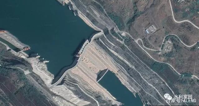 从谷歌地球上看世界10大水利枢纽，三峡大坝和伊泰普大坝哪个更美_3