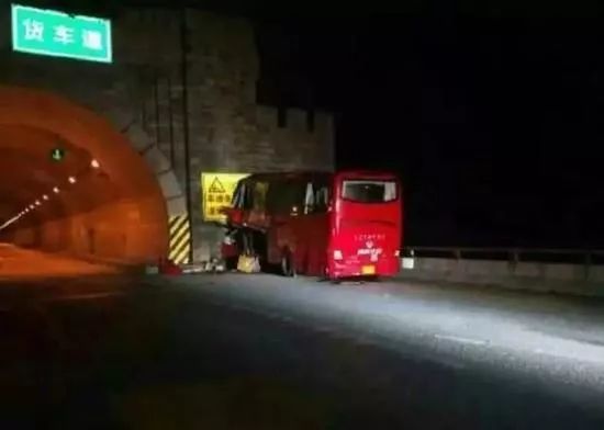 致36死13伤的陕西大巴事故：是疲劳驾驶还是道路设计的错？_1