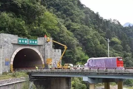 致36死13伤的陕西大巴事故：是疲劳驾驶还是道路设计的错？_5