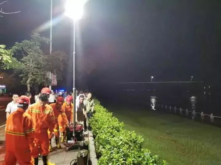 广东一大桥突然坍塌,2车落水,救起1人2人下落不明，营救在继续_2