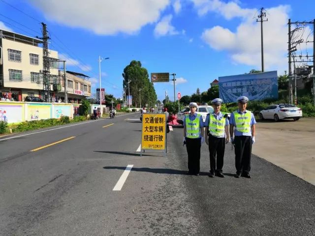 广东一大桥突然坍塌,2车落水,救起1人2人下落不明，营救在继续_3