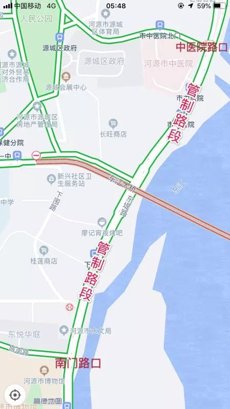 广东一大桥突然坍塌,2车落水,救起1人2人下落不明，营救在继续_4